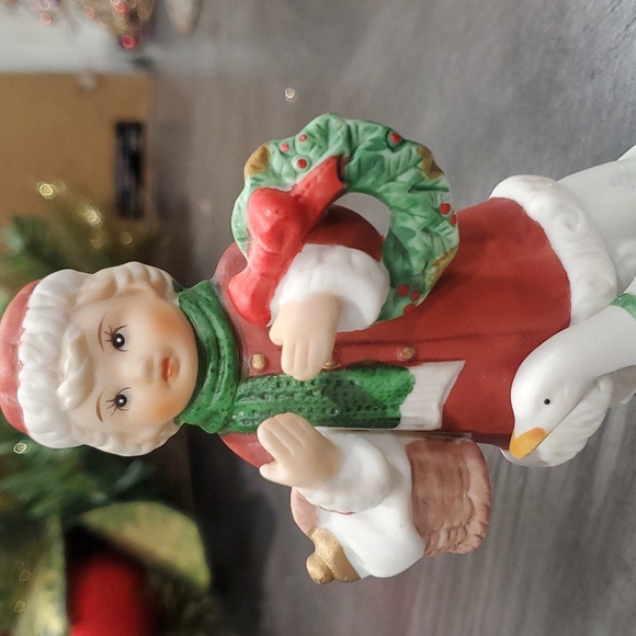 Vintage Christmas figurine woman with goose - Picture 3 of 5
